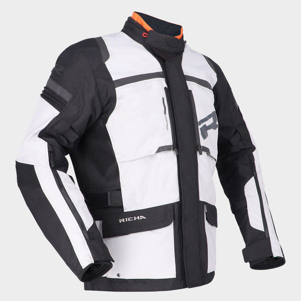 Richa Gore-Tex® Textil Mc-Jacka Brutus Grå med avancerad Gore-Tex®-teknologi, justerbara paneler och flera fickor för optimal komfort och funktionalitet.