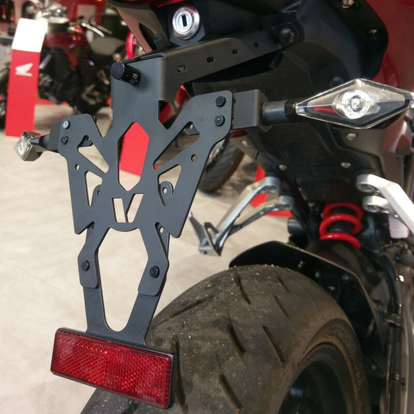 V ПаЧКИ РАЗГЛЕЖДАНЕ НА ПЛАЩАТА ЧЕРНО HONDA CB125R/300R C8-SPH031