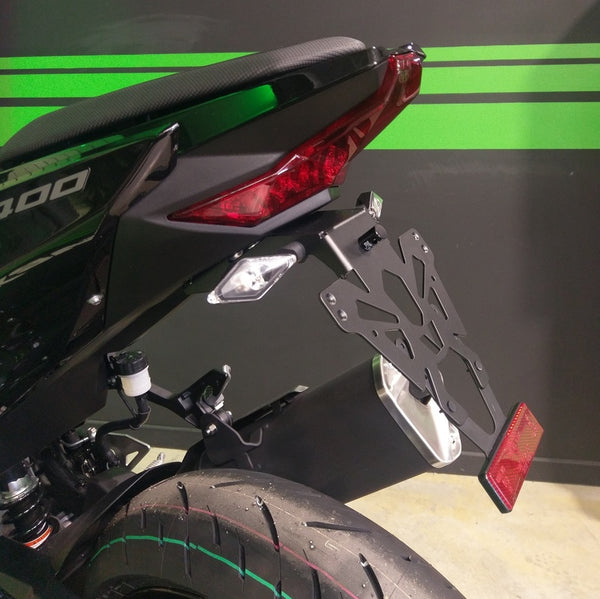 V ПаЧКИ РАЗГЛЕЖДАНЕ НА ПЛАТОМА ЧЕРНО KAWASAKI NINJA 400 C8 SPK018