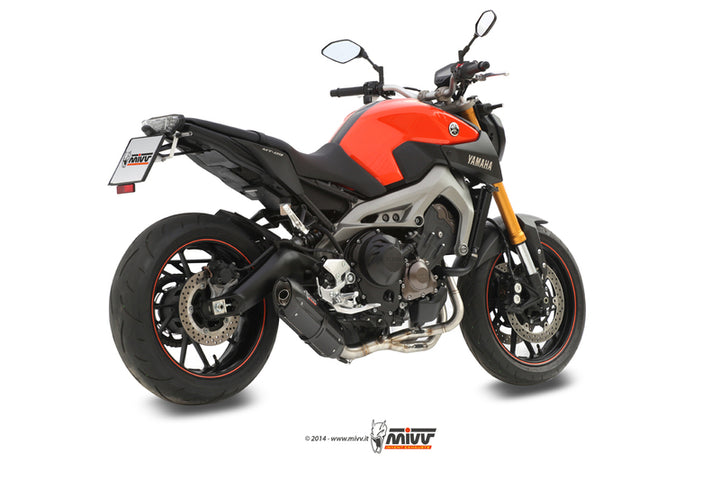 MIVV Suono Full Exhaust System monterat på Yamaha MT-09 Y.042.L9, visad bakifrån i vinkel. Sportig design för optimal prestanda.