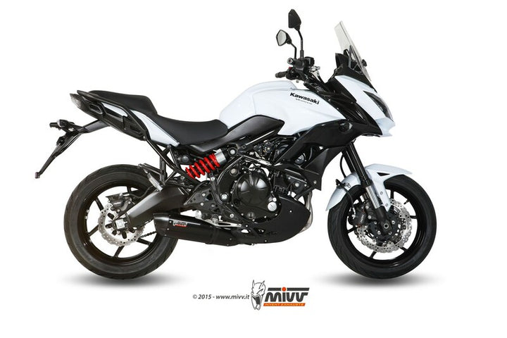 Sidovy av Kawasaki Versys 650 med MIVV Suono Full Exhaust System 00.73.K.041.L9 installerat. Idealisk för e-handel inom fordonstillbehör.