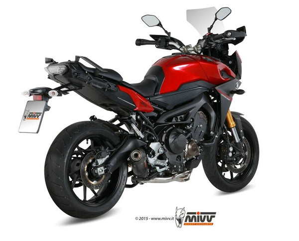 MIVV Oval Full Exhaust System monterad på Yamaha Tracer 900 00.73.Y.049.L3C, visad bakifrån i röd färg. Perfekt för motorcykeltillbehör och reservdelar.