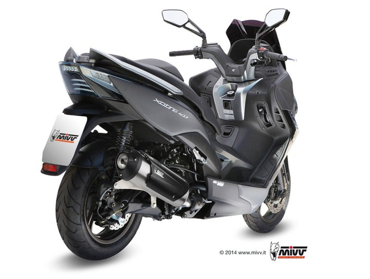 MIVV Urban Full Exhaust System monterad på Kymco X-Citing 400 00.C.KY.0012.B, visad bakifrån med fokus på avgassystemet. Perfekt reservdel inom fordonstillbehör.