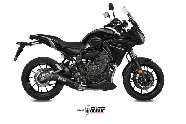 MIVV Oval Full Exhaust System monterat på Yamaha Tracer 700 Y.058.L3C, visat från sidan i svart färg. Perfekt för reservdelar och tillbehör.