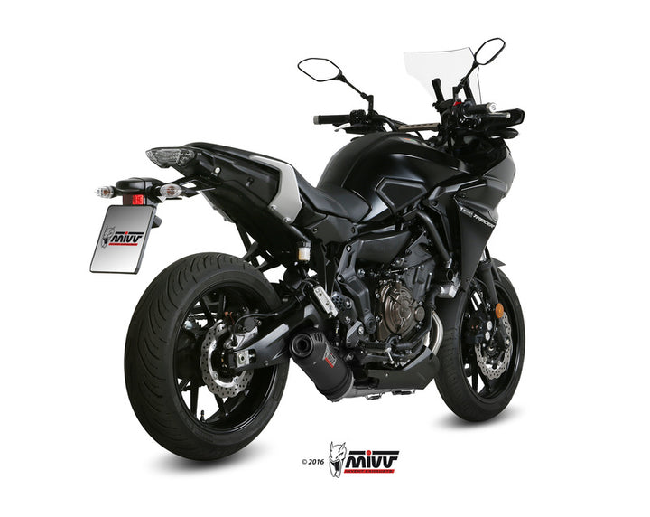 Yamaha Tracer 700 med installerat MIVV Oval Full Exhaust System Y.058.L3C, bakifrån i vinkel. Förbättrar prestanda och design.