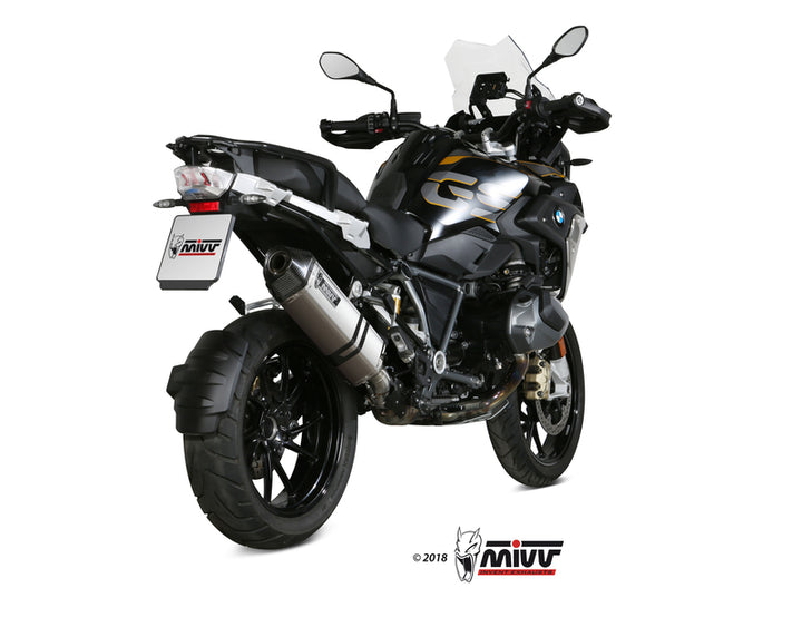 Bakifrån vy av BMW R1250GS utrustad med MIVV Speed Edge ljuddämpare i rostfritt stål/kolfiber, idealisk för uppgradering av avgassystem.