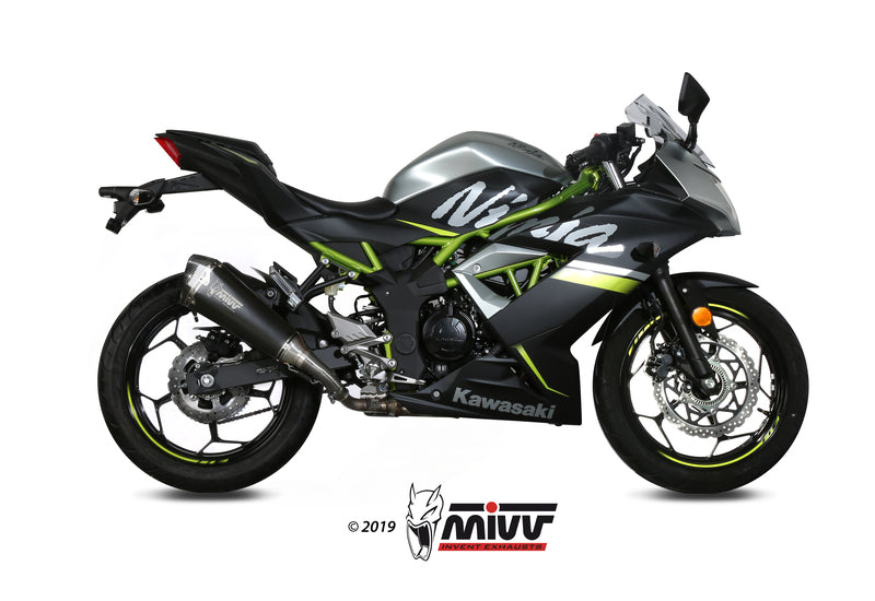 MIVV Delta Race rostfritt stål avgassystem med kolfiberändlock monterat på Kawasaki Ninja 125 00.73.K.048.LDRX, visad från sidan.