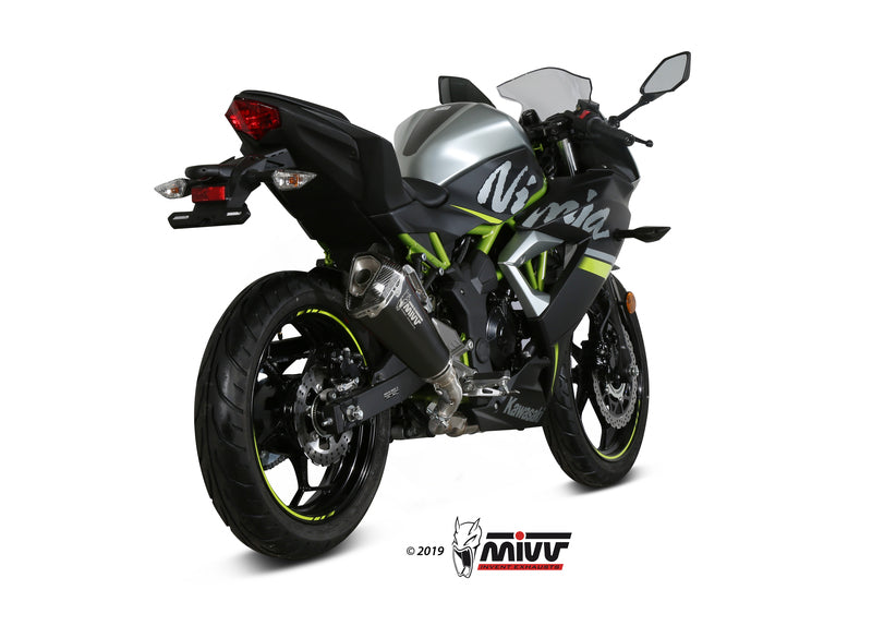 MIVV Delta Race rostfritt avgassystem med kolfiberändlock monterat på Kawasaki Ninja 125 00.73.K.048.LDRX, bakifrån i vinkel.