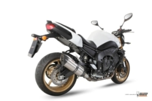 MIVV SUONO Stainless/Carbon End Cap Slip-On monterad på Yamaha FZ8 Fazer 800, bakifrån med fokus på avgassystemet.