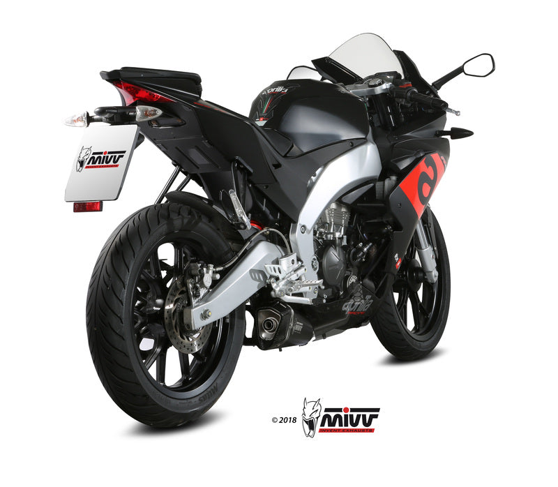 Bakifrån vy av Aprilia-motorcykel utrustad med MIVV Delta Race Muffler Black Stainless Steel/Carbon End Cap A.011.LDRB.