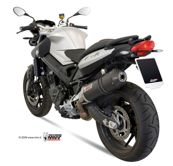 MIVV Oval Carbon Cap Slip-On Carbon BMW F800R B.008.LEC monterad på BMW F800R, visad bakifrån med sportigt utseende och kolfiberfinish.