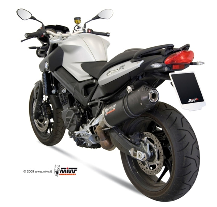 MIVV Oval Carbon Cap Slip-On Carbon BMW F800R B.008.LEC monterad på BMW F800R, visad bakifrån med sportigt utseende och kolfiberfinish.