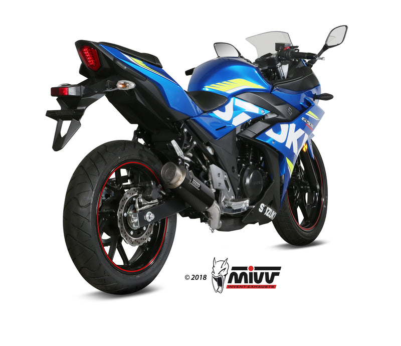 MIVV GP Pro Carbon Muffler med rostfritt ståländstycke monterad på Suzuki GSX250R S.054.L2P, visad bakifrån i sportig design.