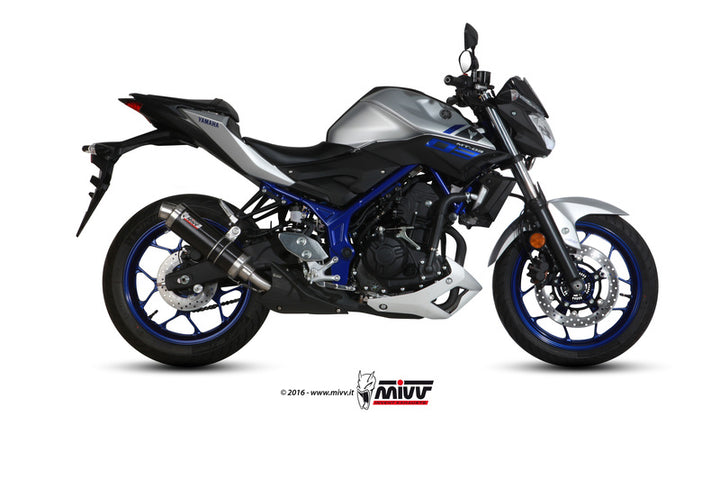 MIVV GP Black Stainless Steel Muffler Stainless Steel End Cap Yamaha MT-04 Y.055.LXB monterad på Yamaha MT-04 motorcykel, visad från sidan.