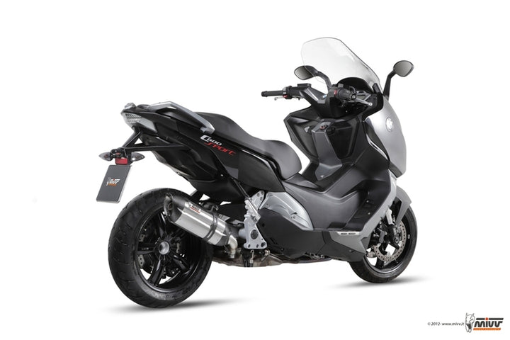 MIVV Suono Muffler Stainless Steel/Carbon End Cap monterad på BMW C600 Sport 00.73.B.013.L7, visad bakifrån i hög vinkel. Perfekt för reservdelar och tillbehör.