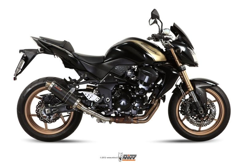 Sidovy av MIVV GP Carbon Slip-On Kawasaki Z750R 00.73.K.028.L2S installerad på svart motorcykel, visar sportigt kolfiberavgassystem.