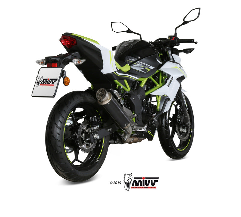 Bakre vy av Kawasaki Ninja 125 med installerad MIVV GP Pro Muffler Steel Black, optimerad för stil och förbättrad avgasprestanda.