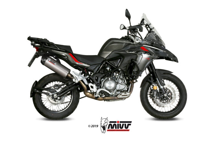 MIVV Oval Silencer installerad på Benelli TRK 502X E.004.LNC, visad från sidan. Högkvalitativt avgassystem för motorcykeltillbehör.