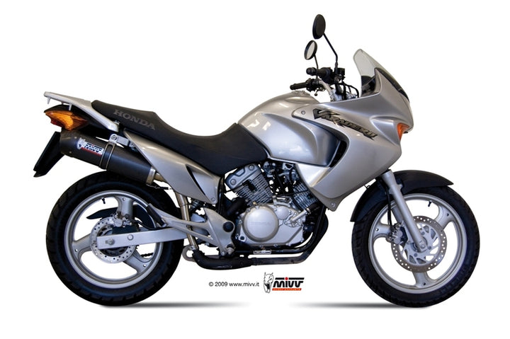 Sidovy av Honda XL125 Varadero med installerad MIVV Oval Carbon Cap Slip-On Carbon. Stilren design för fordonstillbehör och reservdelar.