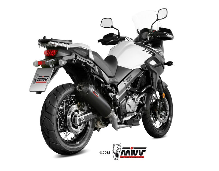 Bakre vy av Suzuki DL650 V-Strom S.049.LEC med MIVV Oval Full Exhaust SystemCarbon/Carbon End Cap installerat. Sportig design för ökad effekt.
