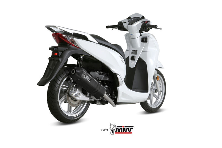 Bakre vinkel av Honda SH 300 med MIVV Speed Edge Full Exhaust System installerat. Stilren design för fordonstillbehör och reservdelar.