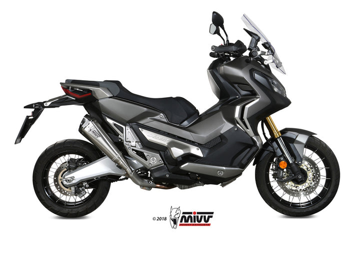 Honda X-ADV 750 med installerad MIVV Delta Race Silencer H.066.LDRX i rostfritt stål och kolfiber. Premium tillbehör för motorcyklar.