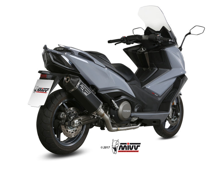 Bakre vy av Kymco AK 550 med installerat MIVV Speed Edge Full Exhaust System O.009.LRB, optimerad för kraft och ljud.