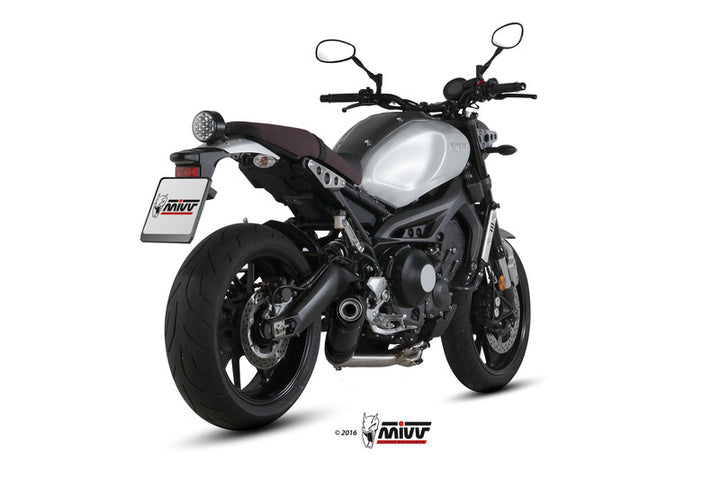 Bakifrån vy av Yamaha med MIVV Oval Full Exhaust System - Carbon Y.054.L3C installerat. Sportigt avgassystem för fordonstillbehör.