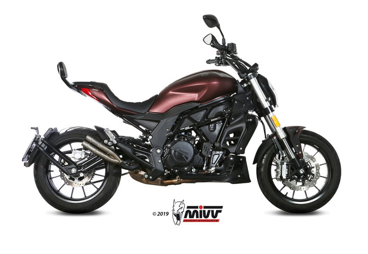 Sidovy av Benelli 502C med MIVV Double Gun Silencer Titanium E.005.LDG installerad. Premium avgassystem för reservdelar och tillbehör.