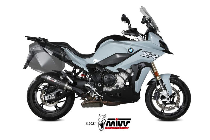 BMW S1000XR med MIVV Oval Silencer Carbon B.039.L3C installerad, visad från sidan. Premium avgassystem för fordonstillbehör.