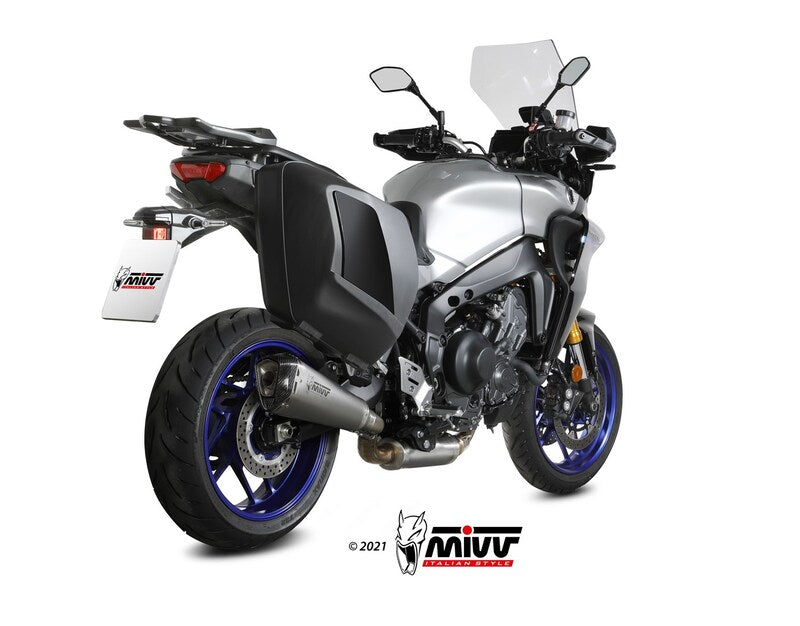 MIVV Delta Race Full Exhaust System monterad på Yamaha Tracer 9 GT, visad bakifrån med blå fälgar och sidoväskor. Perfekt för touring och prestanda.