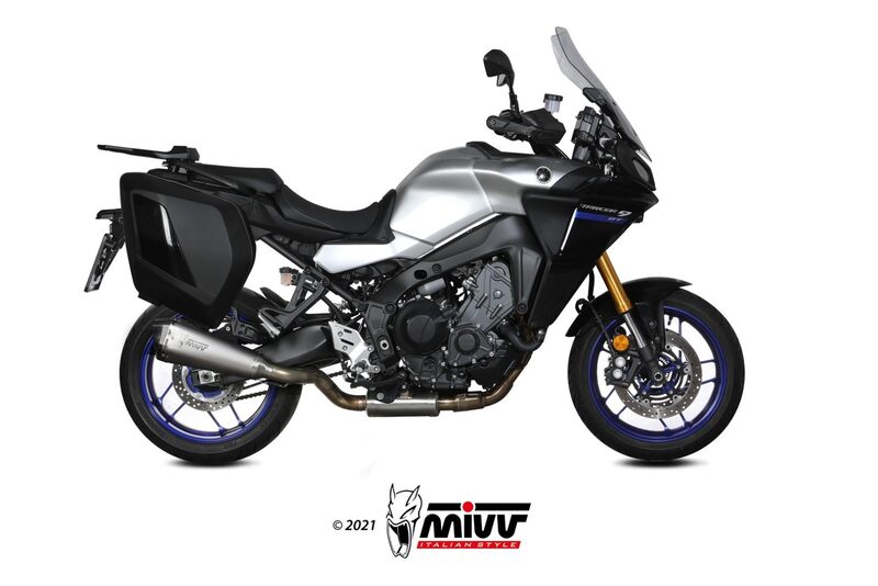 Yamaha Tracer 9 GT utrustad med MIVV Delta Race Full Exhaust System, visad från sidan. Sportigt avgassystem för ökad effekt och stil.