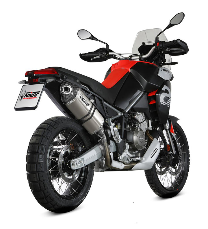 Aprilia Tuareg 660 med MIVV Speed Edge Slip-On avgassystem i rostfritt stål, bakifrån i vinkel. Sportig design för optimal prestanda.