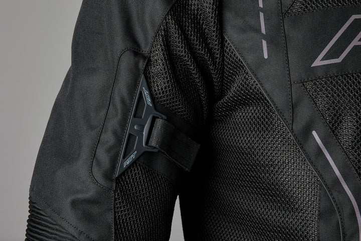 Närbild på RST Textil Mc-Jacka S-1 Mesh Svart med justerbar rem på ärmen för optimal passform och komfort vid motorcykelåkning.