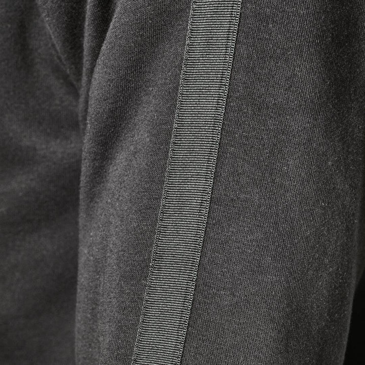 Detaljbild på ärm med förstärkt söm på GMS Kevlar Mc-Hoodie Cruz Svart, ger extra slitstyrka för motorcykelbruk.