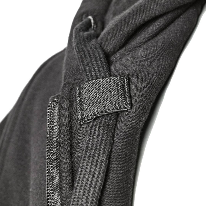 Närbild på huva och dragsko på GMS Kevlar Mc-Hoodie Cruz Svart, visar robust konstruktion och justerbar passform.
