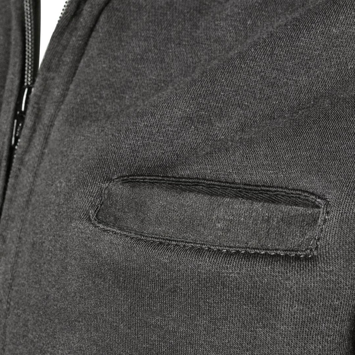 Närbild på bröstficka med dragkedja på GMS Kevlar Mc-Hoodie Cruz Svart, praktisk för säker förvaring vid körning.