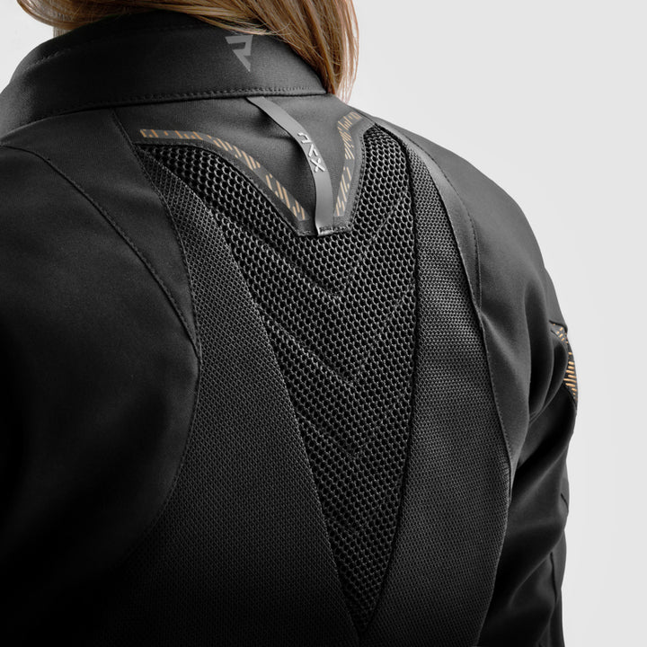 Baksidan av Rebelhorn Jax MC-jacka med ventilerande mesh och ergonomisk design. Stil och funktion för motorcyklister.