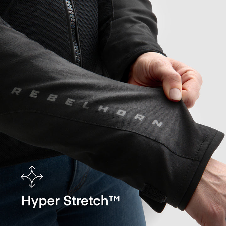 Ärmdetalj på Rebelhorn Jax MC-jacka med Hyper Stretch™-material för ökad rörelsefrihet. Komfort och funktionalitet.