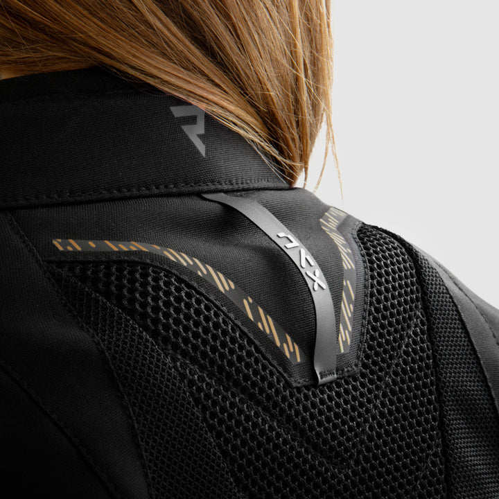 Baksidan av Rebelhorn Jax MC-jacka med ventilerande mesh och guldmönster. Ergonomisk design för optimal komfort.