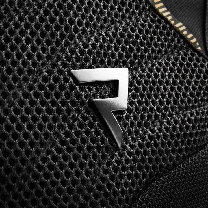 Rebelhorn-logotyp på ventilerande meshpanel på Jax MC-jacka. Modern design för motorcyklister som prioriterar stil och säkerhet.