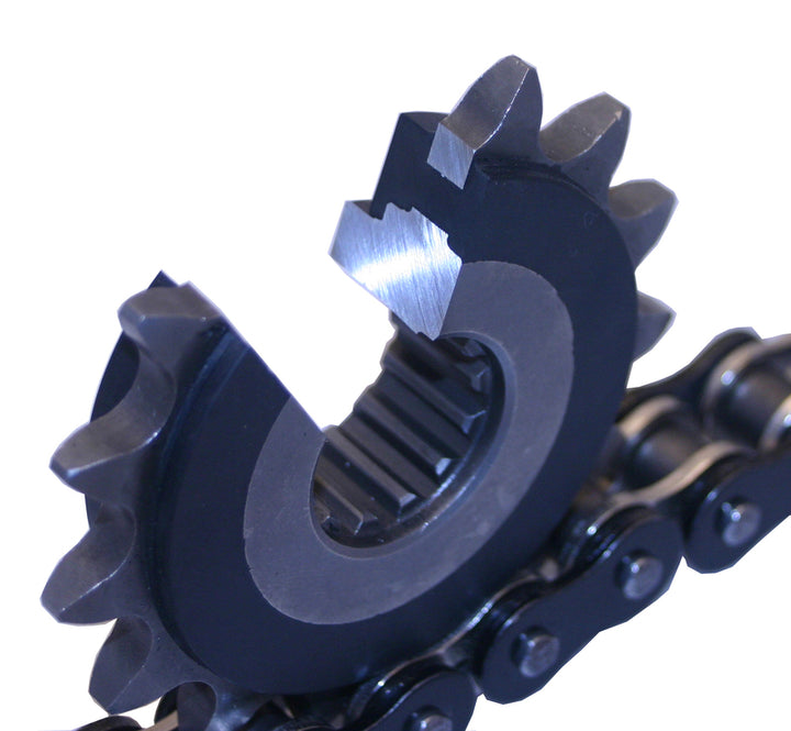 Detaljerad närbild av PBR Steel Noise-Free Front Sprocket 2178G 16 18 NC monterad på kedja, visar exakt tandutformning.
