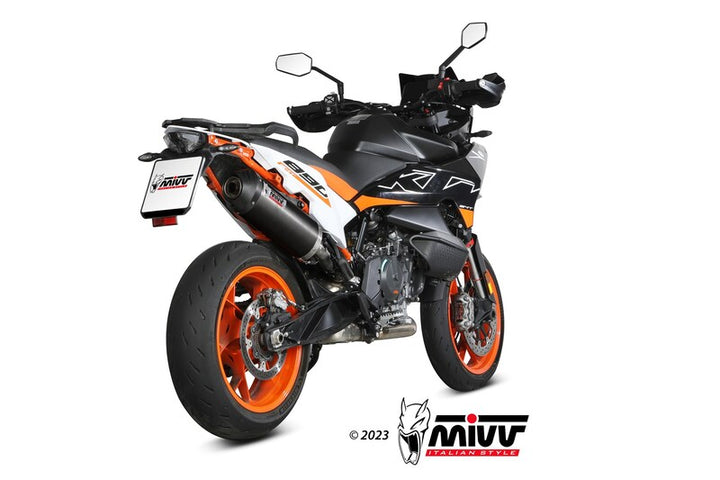 MIVV Oval Silencer KT.021.LVC monterad på KTM-motorcykel, bakifrån med orange fälgar. Perfekt avgassystem för sportig prestanda.