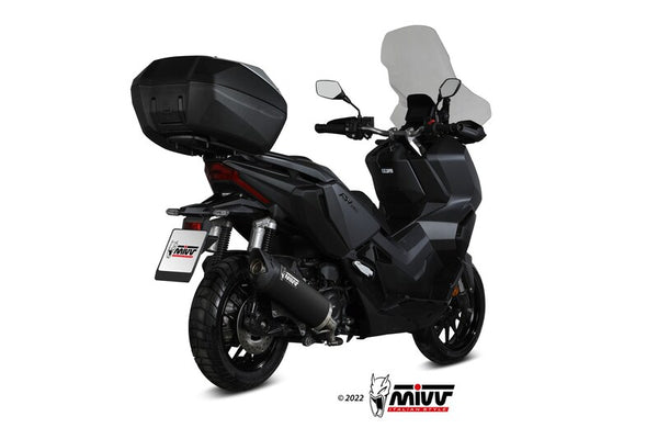 MIVV Mover Silencer monterad på Honda ADV 350 MV.HO.0004.LV, bakifrån med toppbox. Perfekt avgassystem för motorcykeltillbehör och reservdelar.