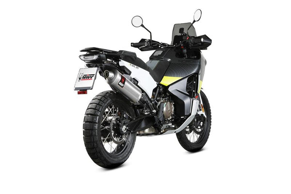 MIVV Dakar Slip-On Muffler HU.002.LEKX monterad på äventyrsmotorcykel, visad bakifrån i körklart skick. Perfekt för reservdelar och tillbehör.