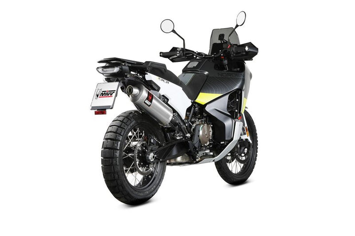 MIVV Dakar Slip-On Muffler HU.002.LEKX monterad på äventyrsmotorcykel, visad bakifrån i körklart skick. Perfekt för reservdelar och tillbehör.