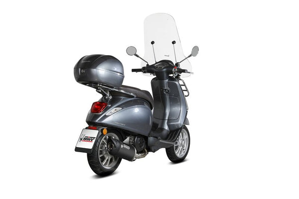 MIVV Mover Full Exhaust System MV.PG.0007.LV monterat på grå Vespa med toppbox och vindruta, visat bakifrån i e-handelskategori reservdelar.