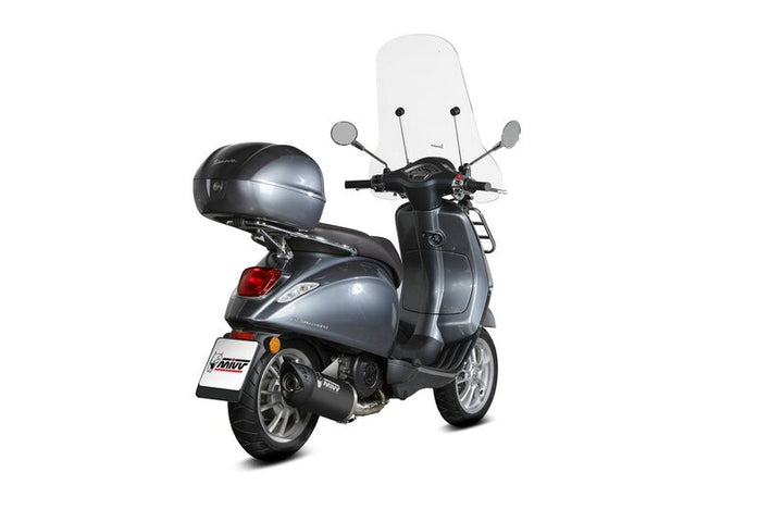 MIVV Mover Full Exhaust System MV.PG.0007.LV monterat på grå Vespa med toppbox och vindruta, visat bakifrån i e-handelskategori reservdelar.