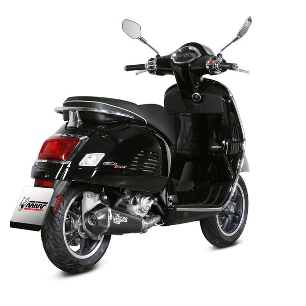 MIVV Delta Race Silencer P.009.LDRB monterad på svart Vespa GTS, visad bakifrån i högupplöst detalj för reservdelar och tillbehör.
