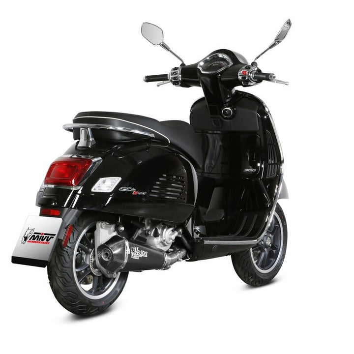MIVV Delta Race Silencer P.009.LDRB monterad på svart Vespa GTS, visad bakifrån i högupplöst detalj för reservdelar och tillbehör.